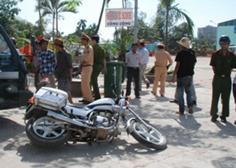 Xe mô tô của CSGT bị tông ngã tại bến xe Chín Nghĩa.